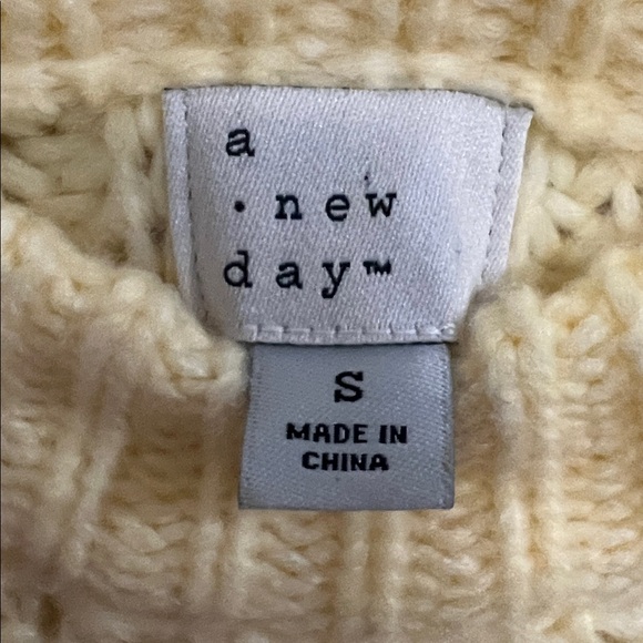 A New Day Women’s Small Loose Knit Oversized Crew Neck Butter Yellow Sweater - Picture 5 of 7